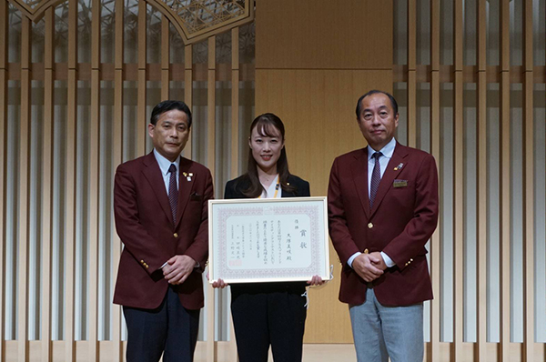 左から上野専務理事、優勝の大塚選手、田崎会長