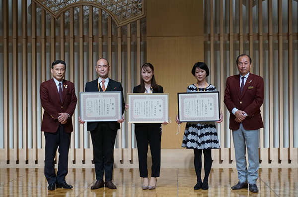 左から上野専務理事、2位の宮本選手、優勝の大塚選手、３位の大橋選手、田崎会長