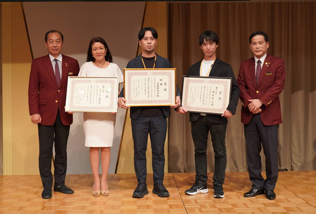 左から田崎会長、2位のブリークリー選手、優勝の大倉野選手、3位の田尻選手、上野専務理事