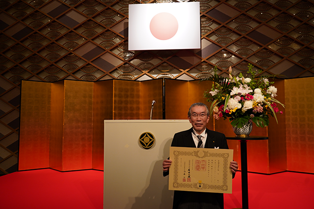 黄綬褒章を受章した森常務理事